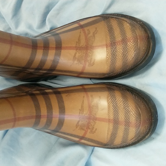 💯 Authentic Burberry Tan and Brown Checkered Rain Boots. (Size/37) - Picture 10 of 16